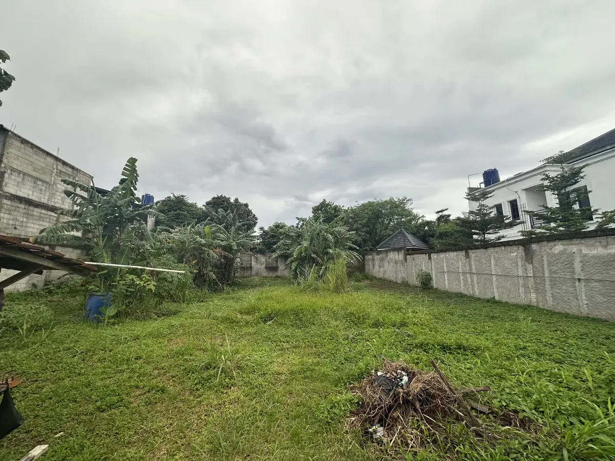 Tampak depan tanah dijual 553 m² di Bakti Jaya, Setu, Tangerang Selatan — lebar 20 meter